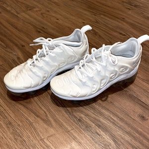 Vapor Max, White Tennis shoe, size Mens 7